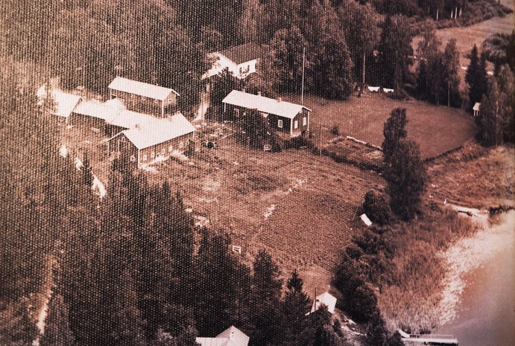 Historiallinen ilmakuva Inkalan pihapiiristä vuodelta 1960.
